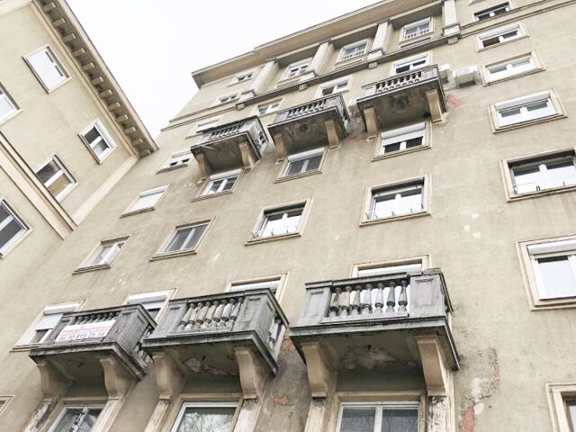ein Haus mit Balkonen und mangelhafter Balkonabdichtung